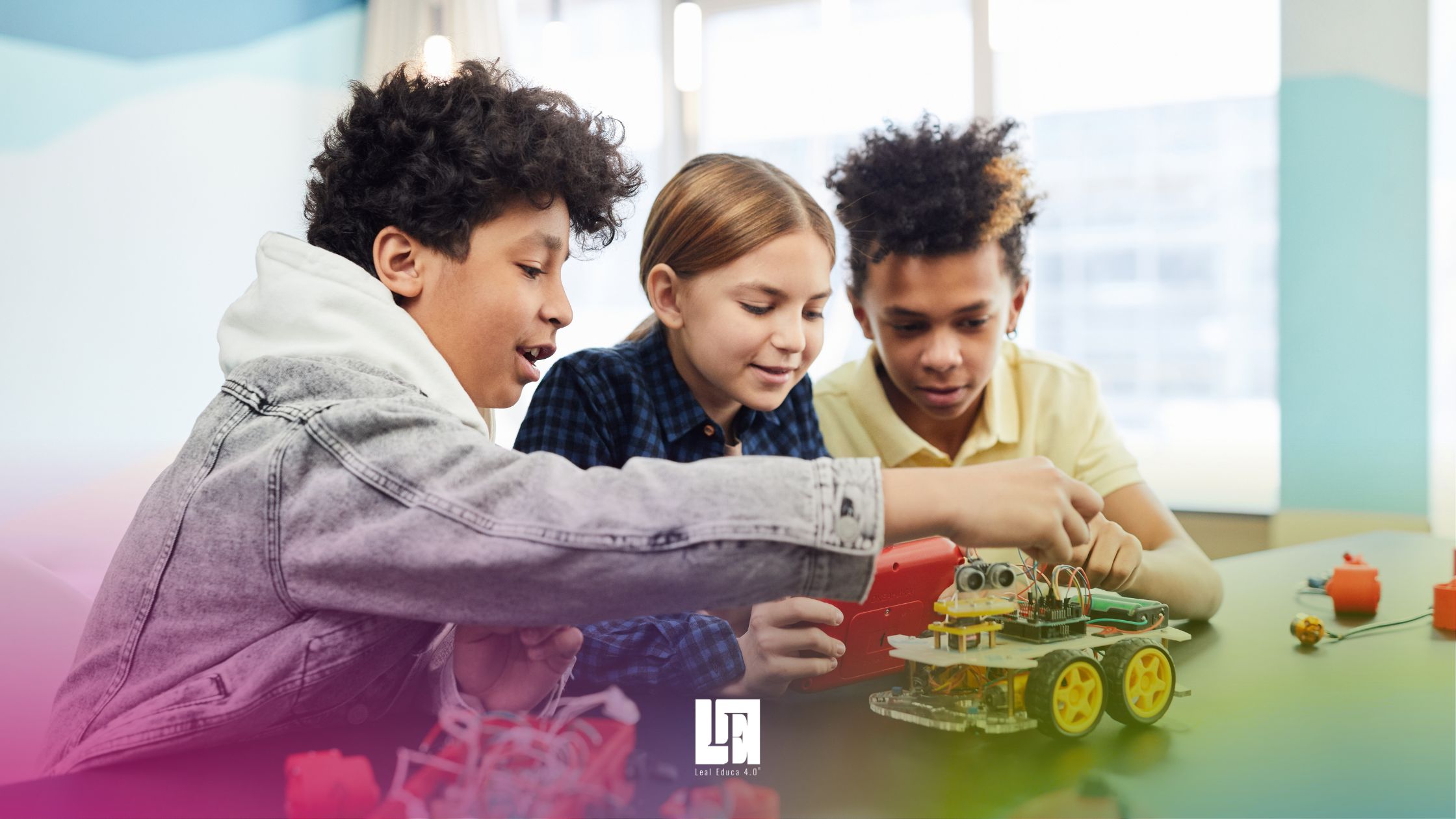 Dos niños y una niña aprendiendo con maqueen